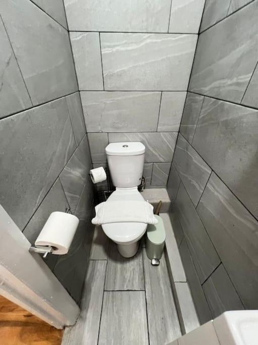 2 Bedroom Apartment Near Station London Exterior foto