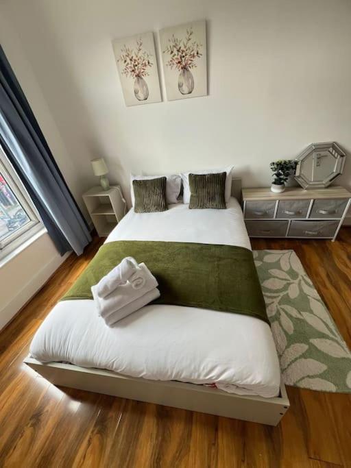 2 Bedroom Apartment Near Station London Exterior foto